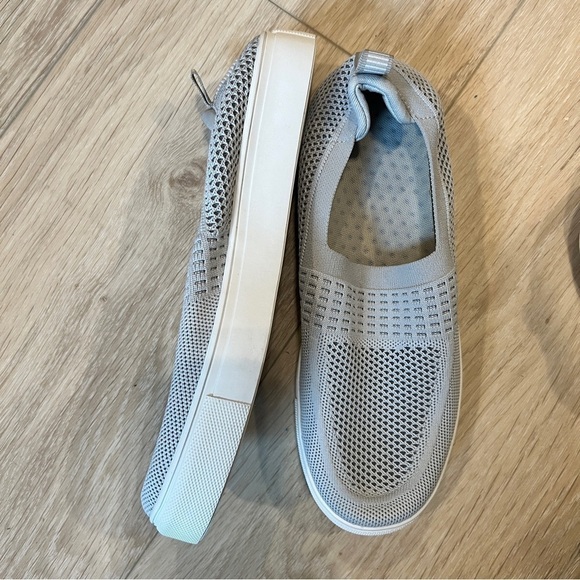 NWT Slip On Grey Knit Shoe - Picture 6 of 6
